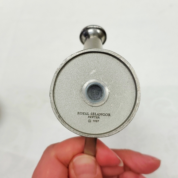 Vintage marked "Royal Selangor Pewter 1997" garden theme salt and pepper shakers - Picture 9 of 9